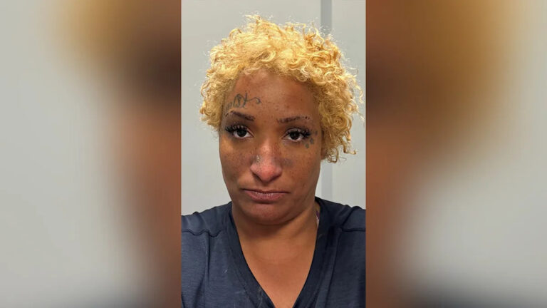 Подозреваемый арестован после того, как клиенты Walmart сообщили о нахождении скрытых бритвенных лезвий в купленном хлебе