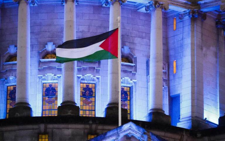 Белфастская мэрия под огнем за развевающийся палестинский флаг