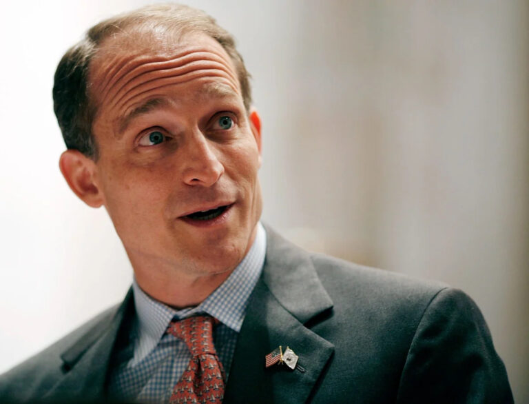 Генеральный директор Goodwill говорит, что готовится к притоку безработных из-за ИИ, и предупреждает, что кризис безработицы среди молодежи уже происходит.