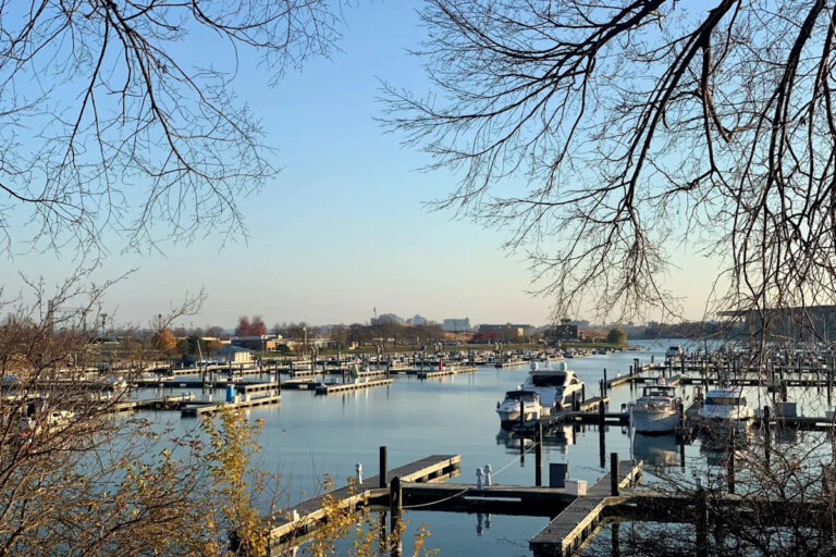 Наблюдатели ошеломлены, когда суперяхта стоимостью 100 миллионов долларов въехала в водный путь США: «Абсолютно массивная»