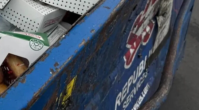 Зритель вызывает возмущение фотографиями десятков ящиков Krispy Kreme в мусорном контейнере: «Это так грустно»