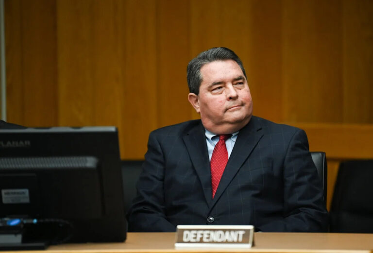 Бывший руководитель городского округа Дельта Кен Флетчер приговорен к смертной казни по делу о сексуальном укусе