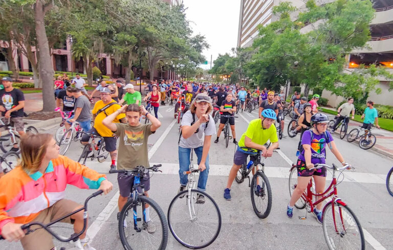 Велосипедная поездка по Орландо Critical Mass имеет момент расплаты после аварии