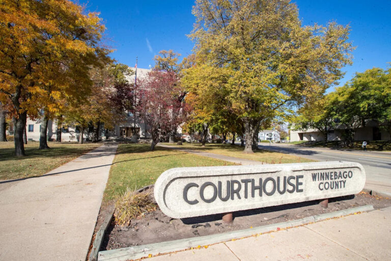 Работник McDonald’s Ошкош подозревается в стрельбе менеджера в ногу по обвинению в проступке