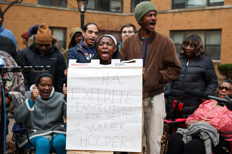 Федеральные агенты совершили налет на жилой дом в Чикаго два месяца назад. Теперь его жители образовали профсоюз