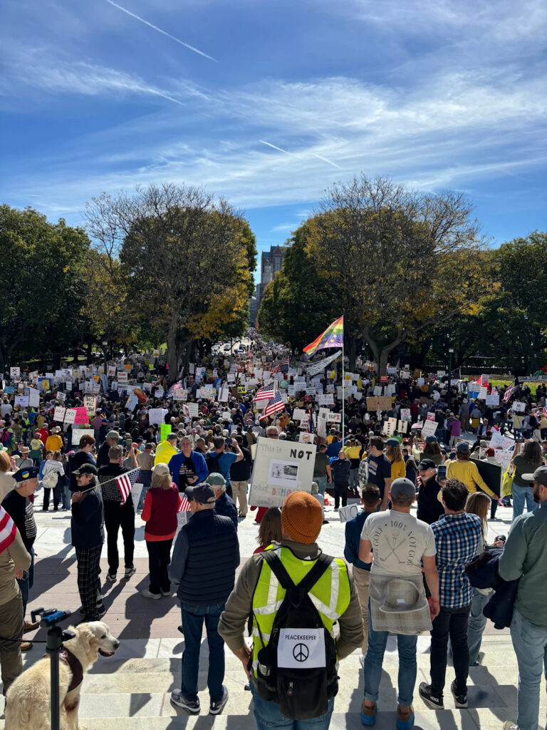 Тысячи людей протестуют против митинга «Нет королей» в Род-Айленде