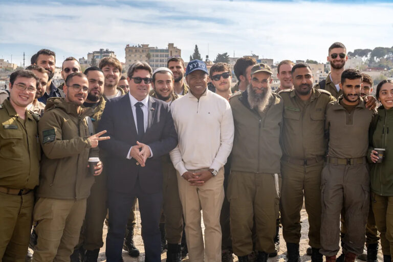 Мэр Нью-Йорка Адамс во время поездки в Израиль призвал Нетаньяху посетить инаугурацию Мамдани, несмотря на угрозу ареста