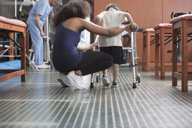 Официант службы по инвалидности в WV поднимается до более чем 1000 человек, в основном дети ждут помощи.