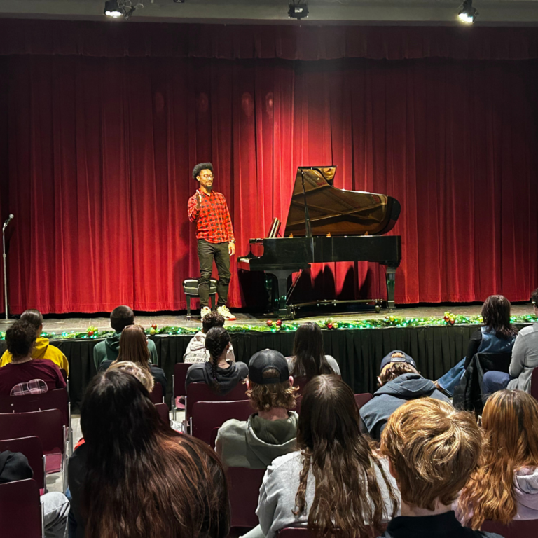 Терон Браун ведет джазовую мастерскую для студентов Waynedale