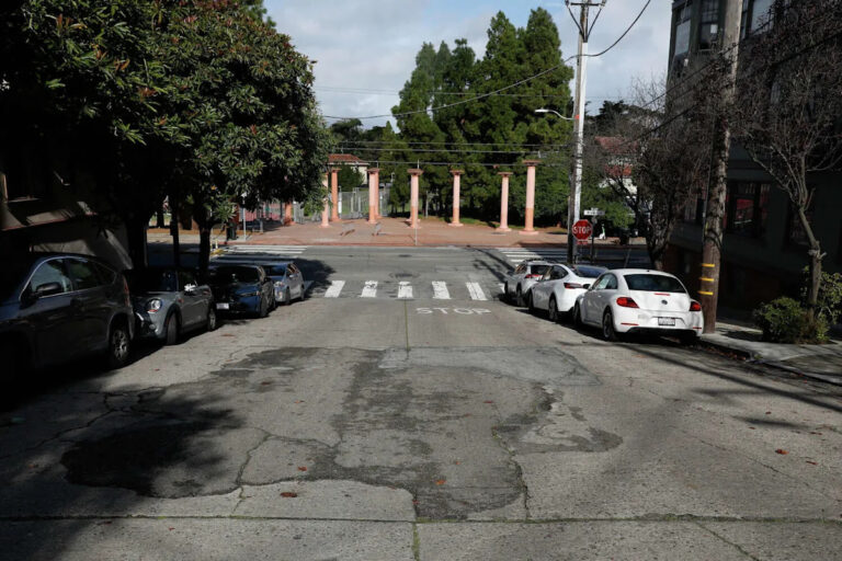 В Сан-Франциско много улиц с ужасными дорожными условиями.