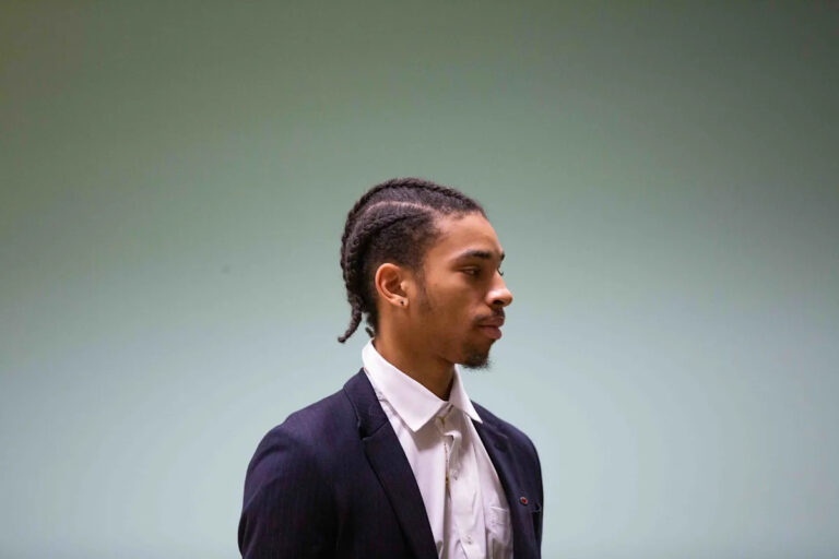 Суд над Дешаундре Вашингтон начнется, поскольку Верховный суд НМ рассматривает возможность остаться в должности