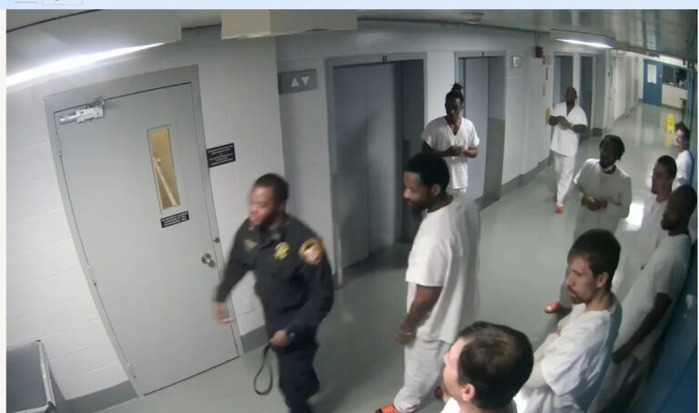 Видео показывают исправительного офицера, обвиняемого в нападении, с поясом в руке