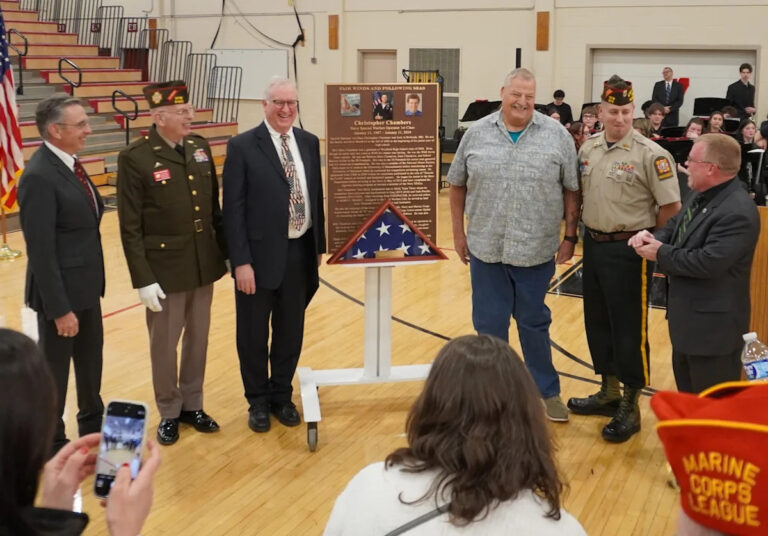 Падавший котик Кристофер Чемберс удостоен мемориальной доски