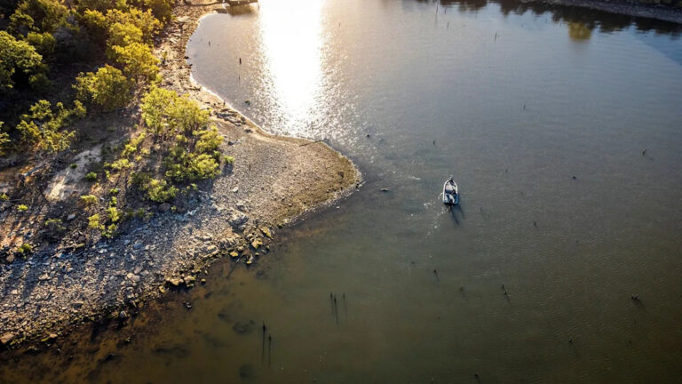 Некогда нетронутое озеро Оклахомы быстро превращается в одно из самых грязных в Америке