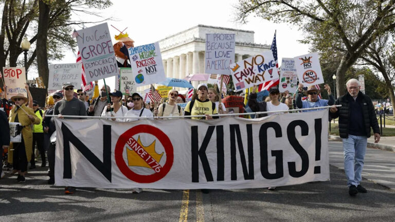 Полиция Алабамы арестовала 61-летнюю женщину в костюме пениса во время акции протеста «Нет королей»