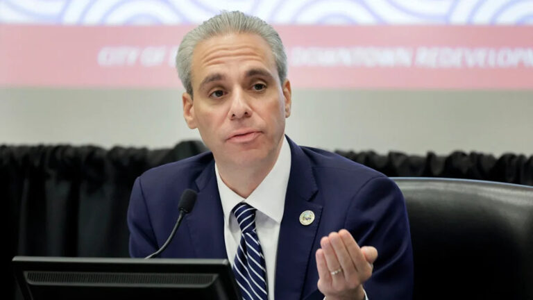 Мэр Бока Ратон выдвинул свою кандидатуру в Конгресс, пропагандируя Республиканскую партию как «партию среднего класса»