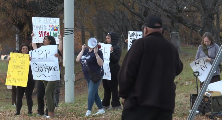 Протестующие собрались возле отеля, где якобы останавливаются федеральные агенты