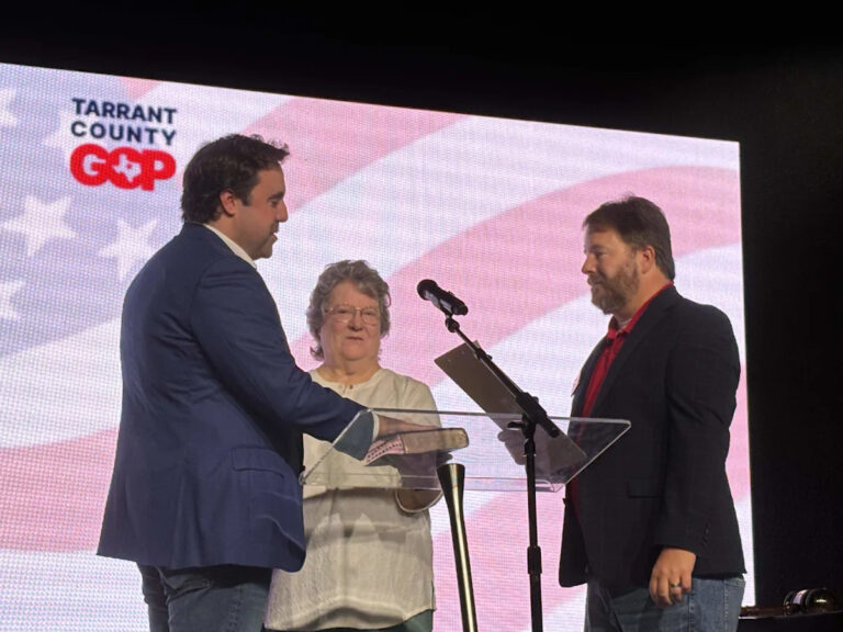 Республиканцы округа Таррант избрали новое кресло после того, как противники уступили во втором туре