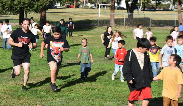 Студенты Модесто относятся к бегу серьезно, особенно когда дело доходит до избиения директора