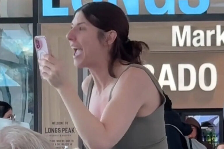 Путешественник Southwest Airlines кричит в воротах в видеоклипе: «Вы чувствуете себя в безопасности?»