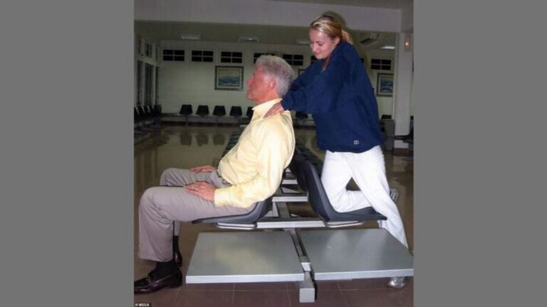 Факты Проверка: На реальных фотографиях показан обвинитель Эпштейна Чаунте Дэвис, делающий Биллу Клинтону массаж плеч в 2002 году