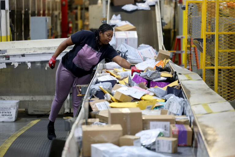 USPS, FedEx и UPS праздничное судно к сроку подарков на Рождество 2025 года