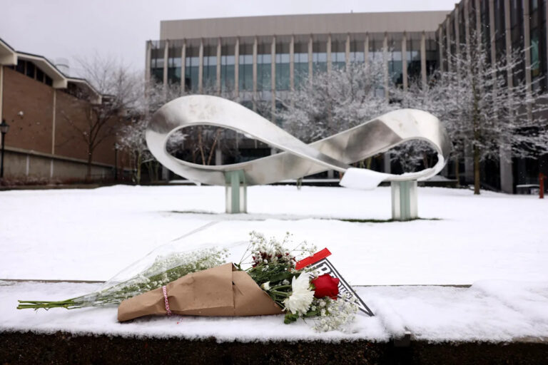 Студенты Брауновского университета вспоминают забаррикадировавшиеся на территории кампуса: «Фелт антиутопия»