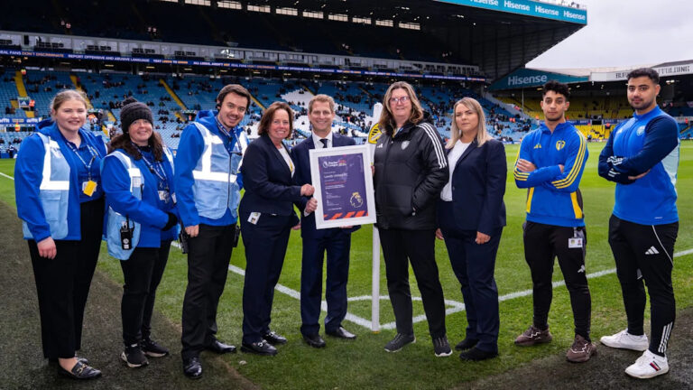 Клуб, награжденный стандартом промежуточного равенства, разнообразия и инклюзивности