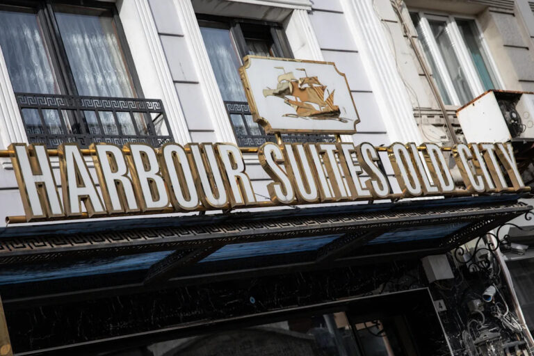 Загадка углубляется после того, как 4 члена семьи умирают на популярном туристическом сайте