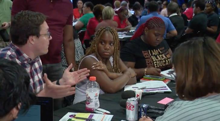 Чикагский школьный округ утверждает, что дефицит 700 миллионов долларов не является причиной 1500 увольнений — чиновники «ввели общественность в заблуждение»?