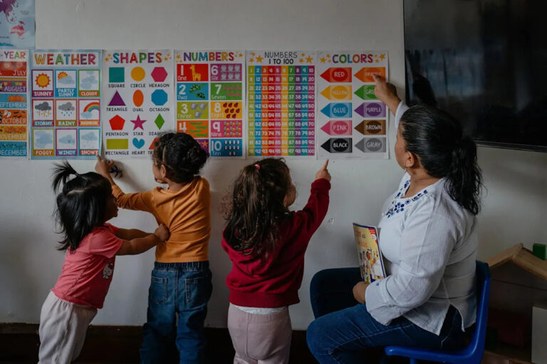 Работники по уходу за детьми создают сеть сопротивления против ICE