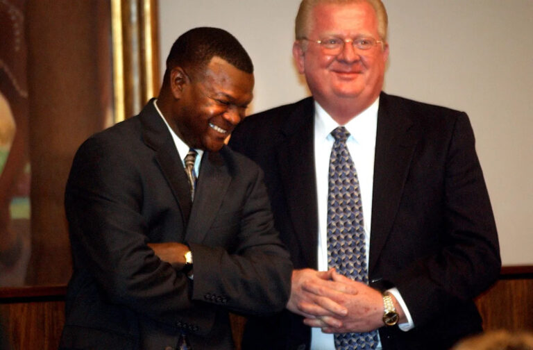 Джонни Форд возвращается к руководству Стоктоном после нескольких месяцев междоусобиц в Совете