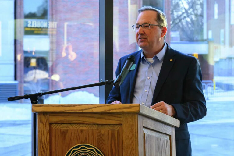 Сиена предложила выкуп, аутсорсинг рабочих мест после падения регистрации