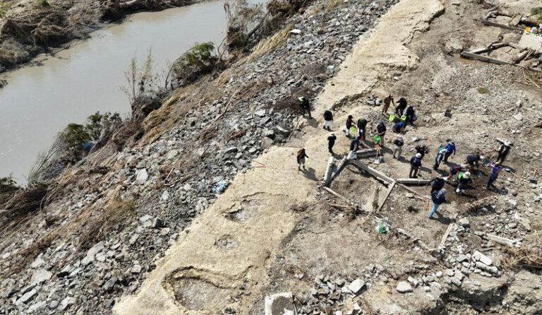 Десятки человек пропали без вести спустя несколько дней после наводнения в Мексике