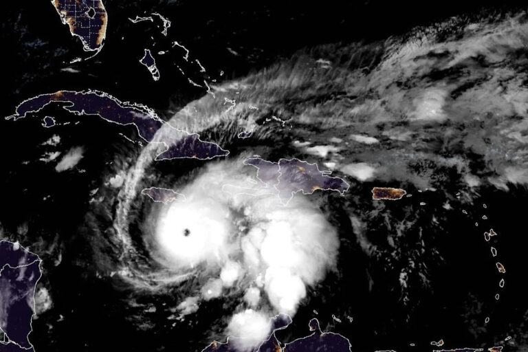 Тяжелый ураган Мелисса вызывает круизный корабль, который пытается добраться до залива