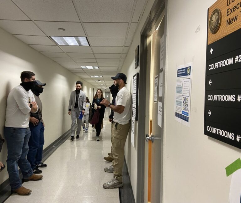 Администрация Трампа использует новую тактику для депортации просителей убежища