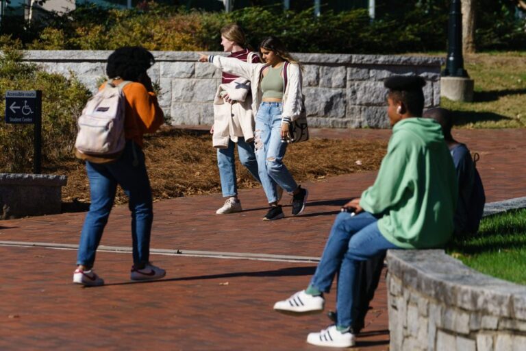 Черные студенты и выпускники Эмори университета DEI сокращения