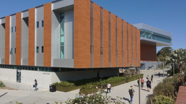 Развивающийся рынок труда, растущий долг по кредитам приводят студентов в общественные колледжи