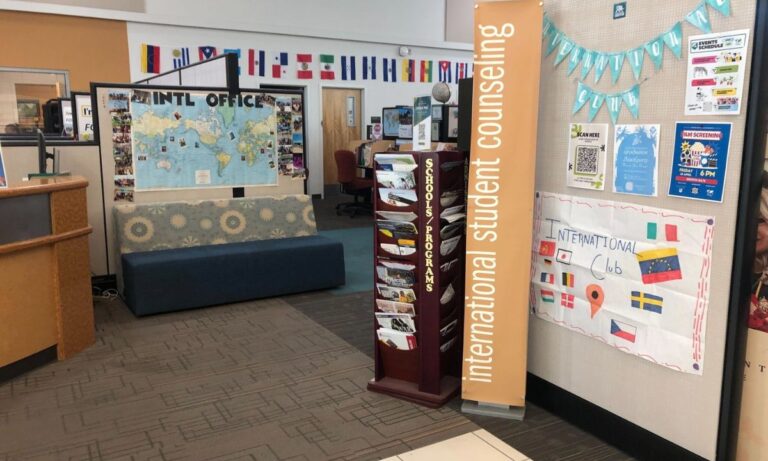 Меньше новых иностранных студентов поступают в колледжи США на фоне ограничений Трампа