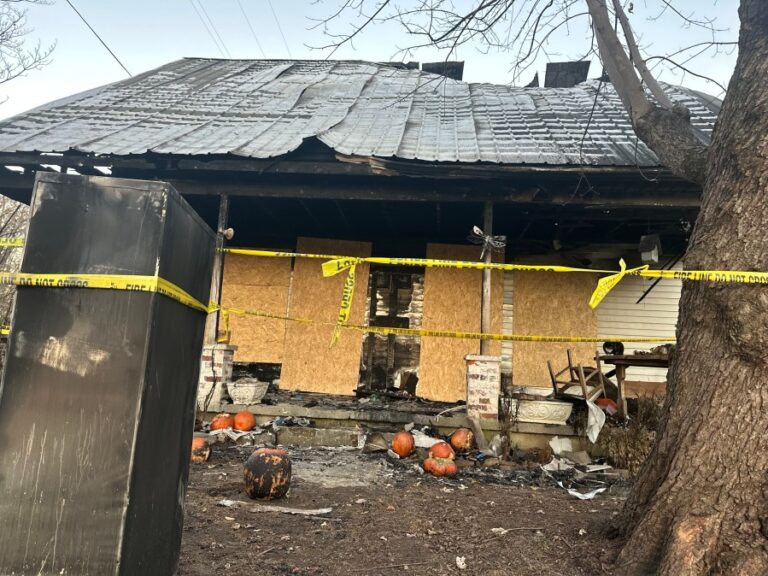 Общественное, некоммерческое митинг после смертельного пожара в доме приемной семьи в округе Овертон