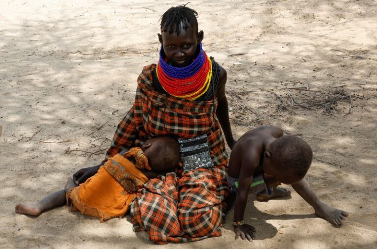 США сокращают помощь, чтобы помешать спасению жизни голодающих детей в Кении