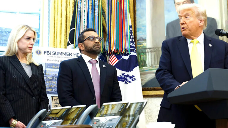 ФБР раскрыло Франтическую схватку, чтобы отредактировать файлы Джеффри Эпштейна