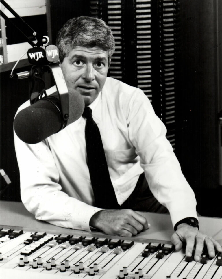 Легенда радио Детройта Уоррен Пирс, давний голос WJR, умирает в 82 года.