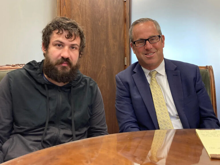 Бездомный, желающий получить арест, чтобы согреться, поскольку центры потепления реки Томс сокращаются