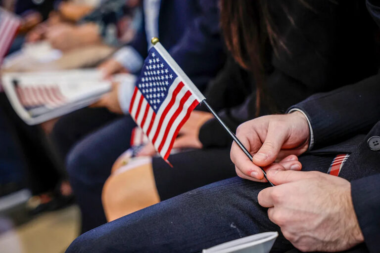 Администрация Трампа пересмотрит статус всех беженцев, допущенных при Байдене