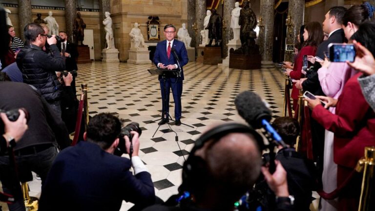 Джонсон меняет стратегию голосования по файлам Эпштейна, поскольку лидеры Республиканской партии готовятся к массовым дезертирствам