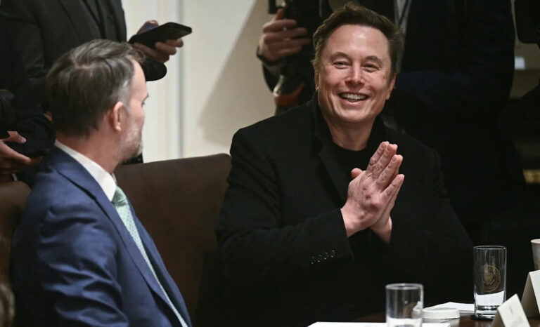 Илон Маск хлопает в ответ в Министерстве энергетики по поводу утверждений, что возобновляемая энергия «бесполезна»: «Эй, привет?»