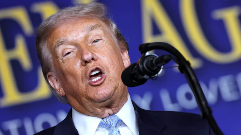 79-летний Трамп издает странный шум, когда он хнычет о McDonald’s