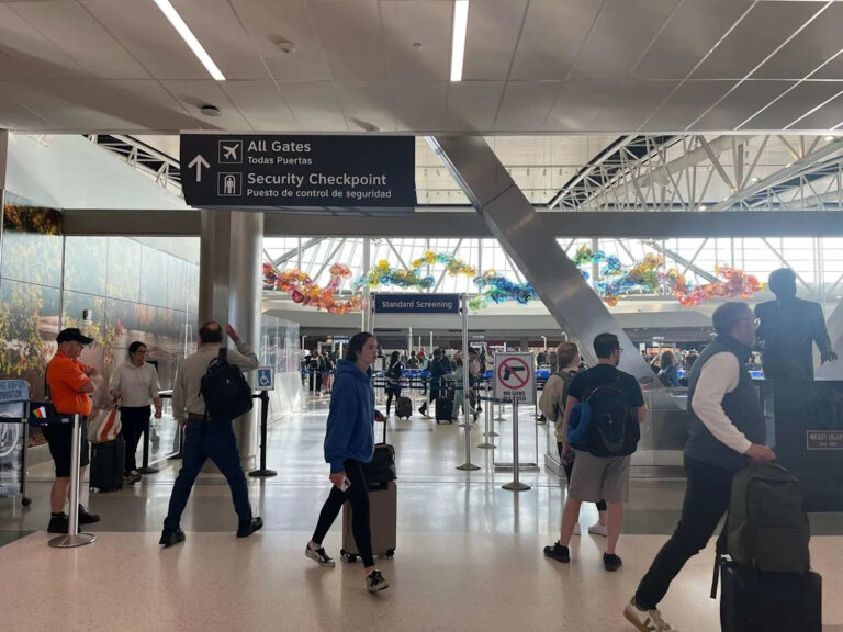 «Немного облегчено»: пассажиры в аэропортах Хьюстона наслаждаются отсрочкой от недели хаоса на контрольно-пропускных пунктах