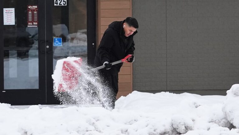 Главная снежная буря обрушилась на северо-восток США, поскольку Средний Запад готовится к морозным температурам